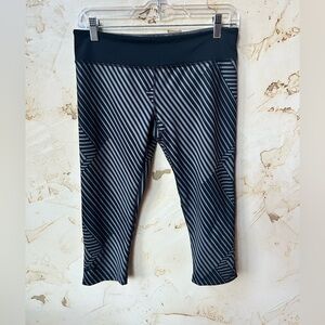 Under Armour Fitted HeatGear Leggings Medium Striped Sonic UA Cropped Workout